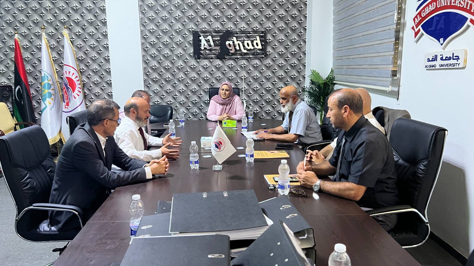 فرق التدقيق المكلفة بتقييم الجامعات والكليات الخاصة تواصل زيارتها الميدانية.