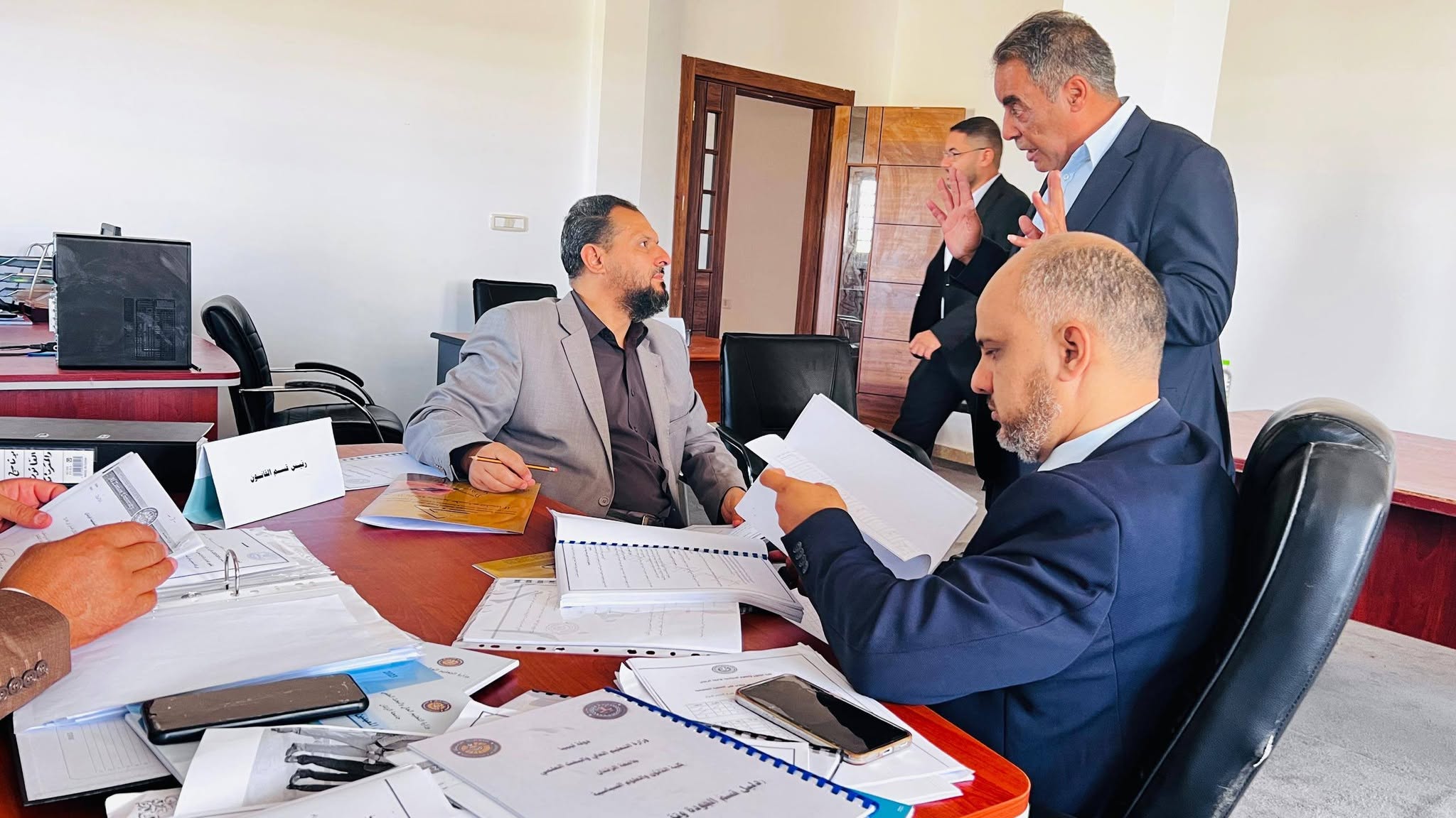 فريق التدقيق بالمركز الوطني لضمان الجودة يختتم أعماله بكلية القانون والعلوم السياسية بجامعة الزنتان